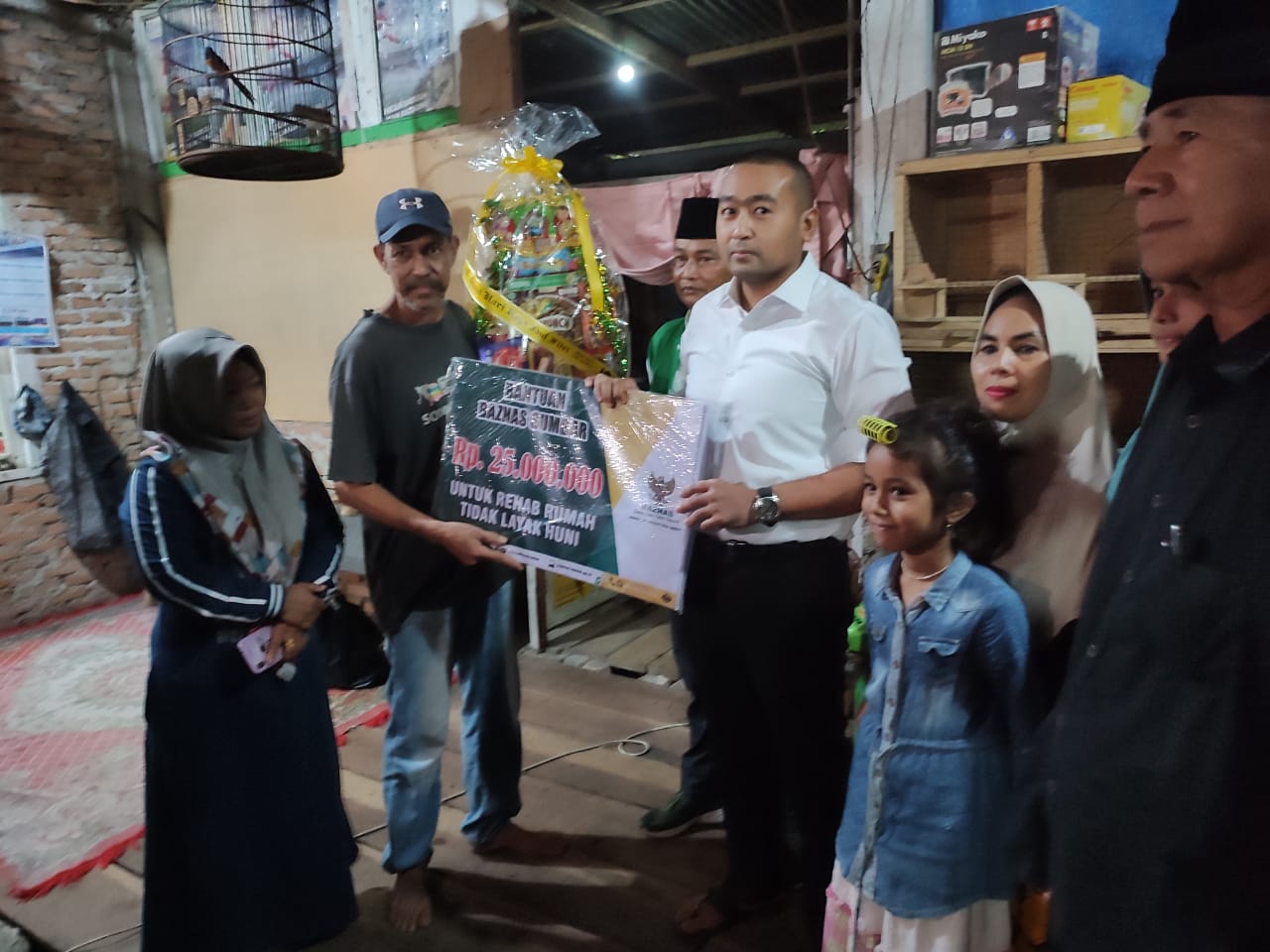 Peduli Masyarakat Miskin, Wagub Sumbar Serahkan Bantuan Bedah Rumah