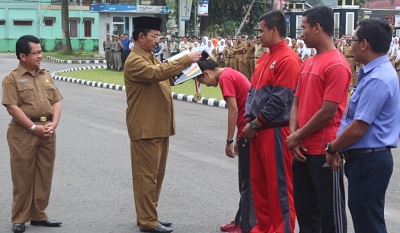 Bupati Yusuf Lubis Kalungkan Dua Medali Emas Satu Perak Kepada Pejuang Atletik Pasaman