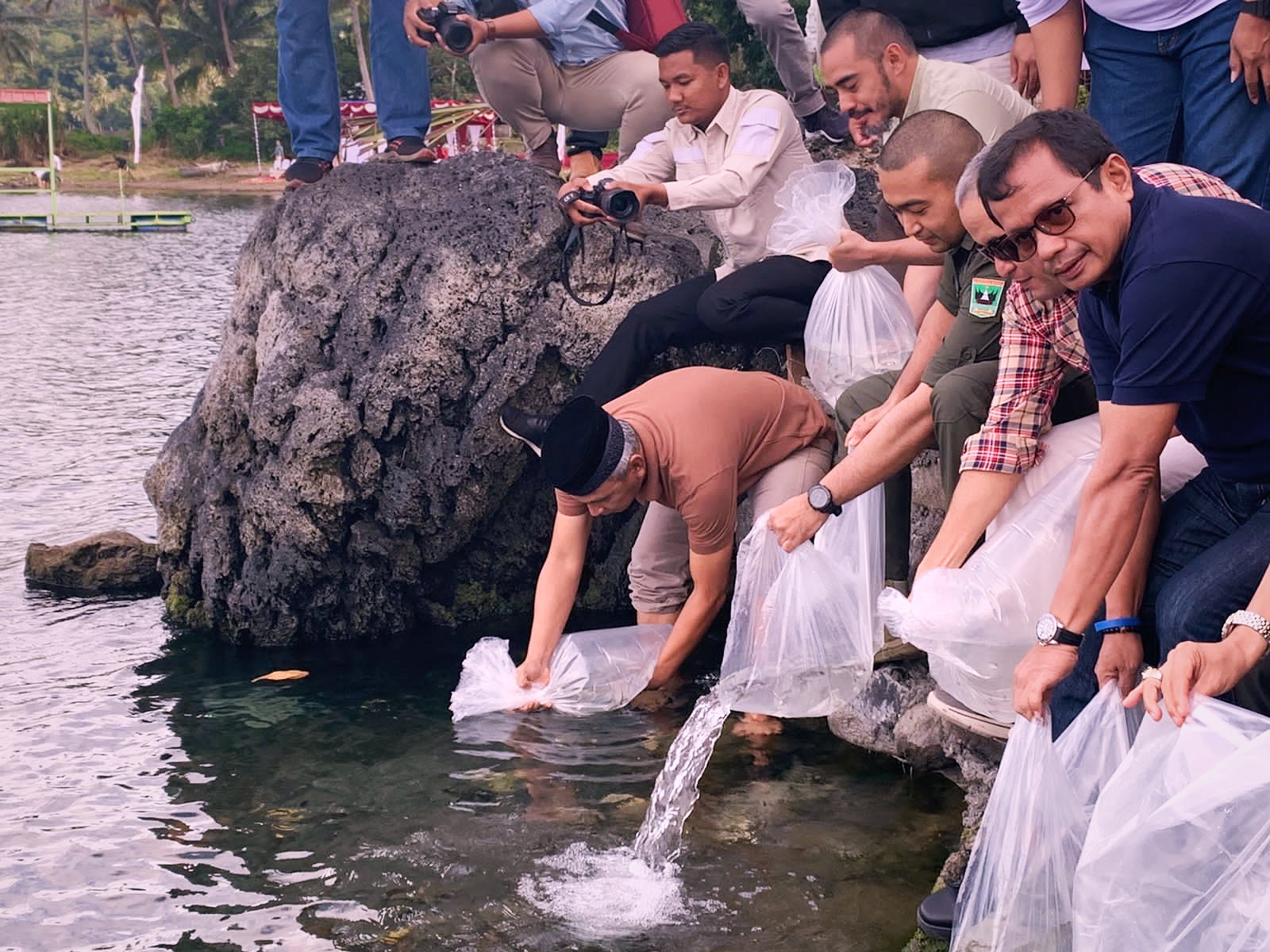 Pulihkan Populasi, Wagub Audy Tebar Bibit dan Resmikan Konservasi Ikan Bilih