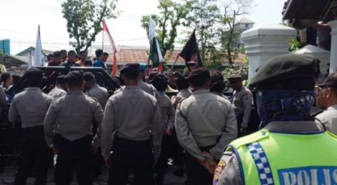 Mahasiswa Gelar Aksi di DPRD Sumbar Tolak RUU Omnibus Law