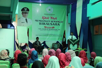RAMLAN NURMATIAS BERIKAN KULIAH UMUM, MOTIVASI MAHASISWA UNTUK BERFIKIR JADI PEMENANG