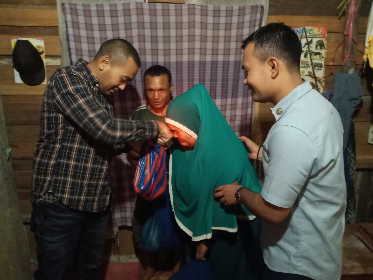 Teteskan Air Mata, Wagub Sumbar Bantu Warga Miskin 