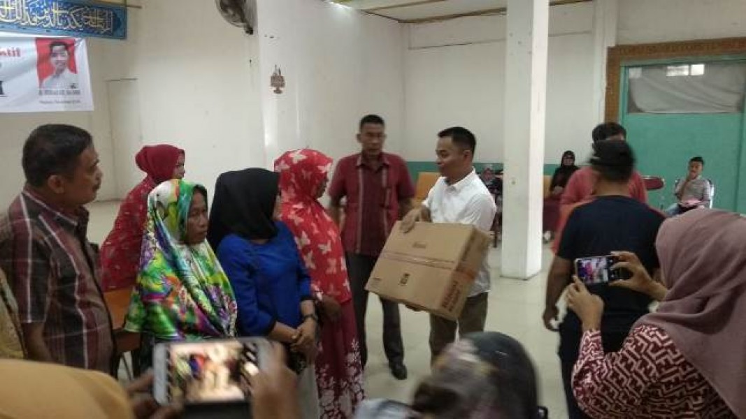 Hidayat Serahkan Bantuan WRSE, Kemiskinan Adalah Musuh Utama
