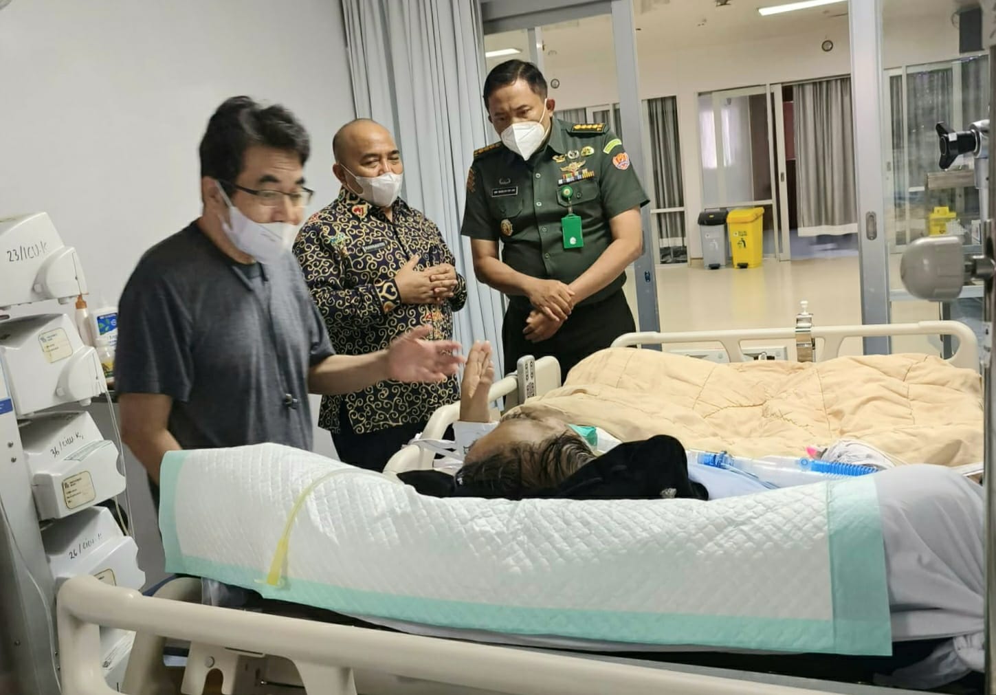 Mohon Doa Warga Sumbar, Sekda Hansastri Besuk Mantan Gubernur Azwar Anas