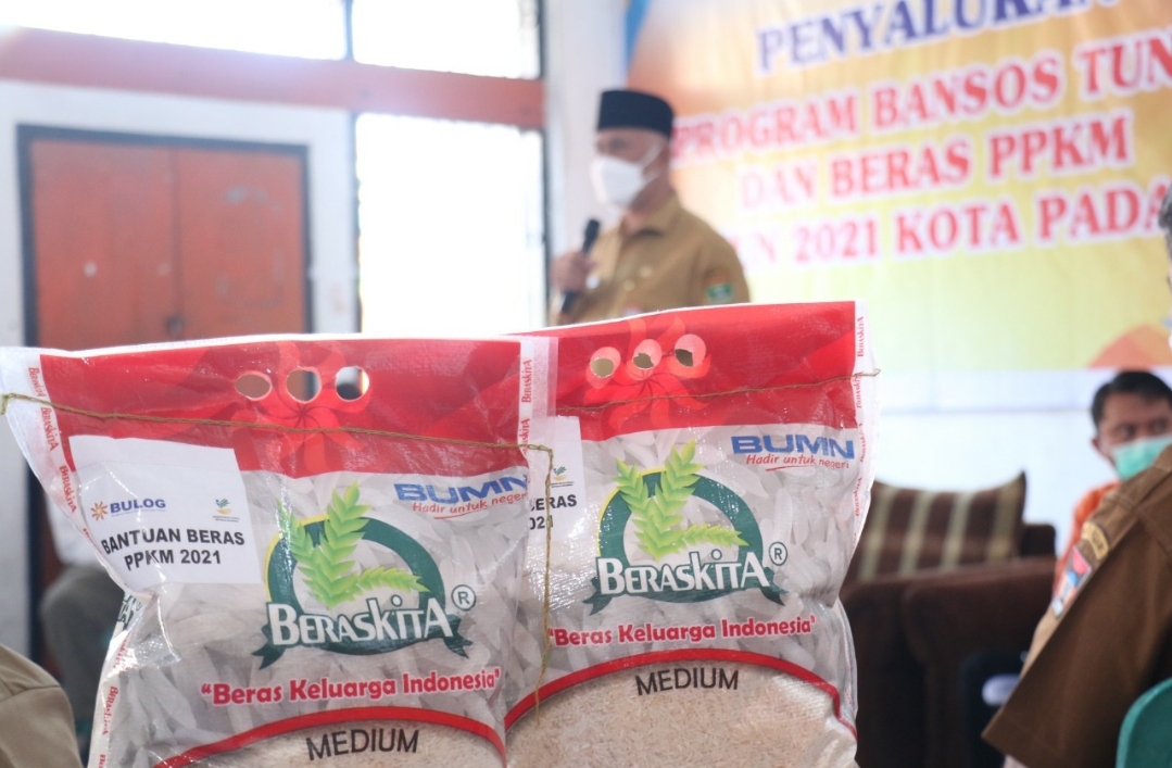 Sumbar Bantu 200 Ton Beras Untuk Kota Padang. Gubernur Mahyeldi Minta Pastikan Semua KPM Menerima Bansos.