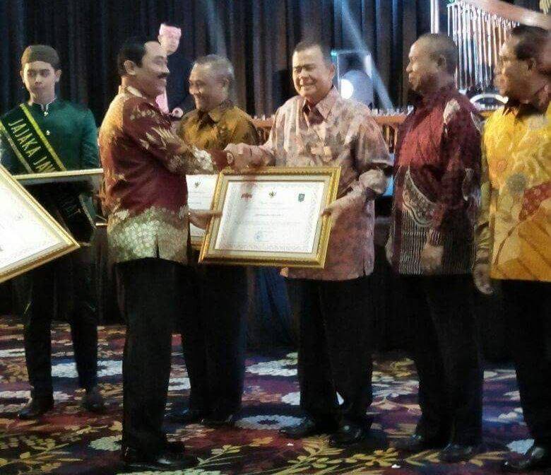 Wagub Nasrul Abit Terima Penghargaan TLHP 2017