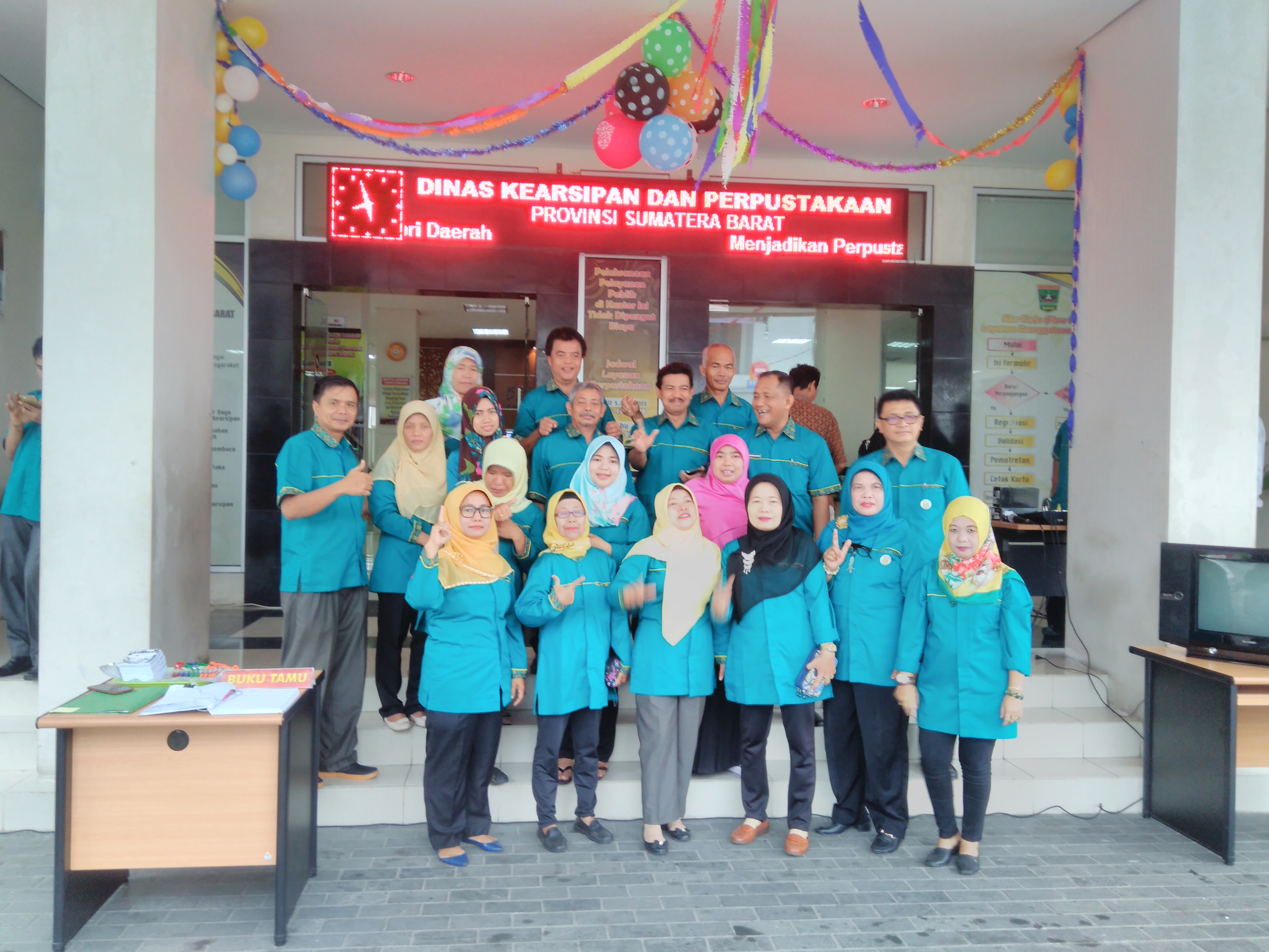 Hari Kunjungan Perpustakaan, Dinas Kearsipan dan Perpustakaan Povinsi Sumatera Barat Memberikan doorprize bagi pengunjung.