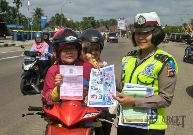 Pelaku Pelanggaran Lalin Diberi Sekuntum Mawar Merah Oleh Bu Polwan