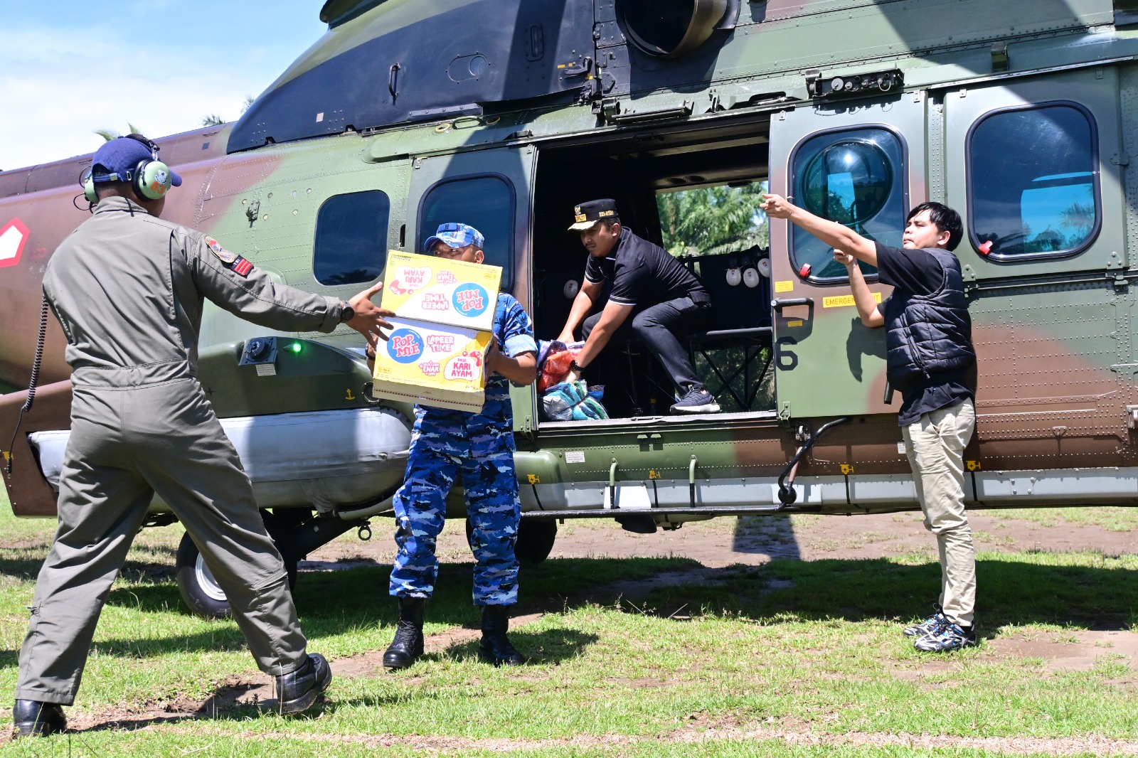 Tembus Daerah Terisolir Dengan Helikopter, Wagub Sumbar Distribusikan Bantuan Presiden di Agam