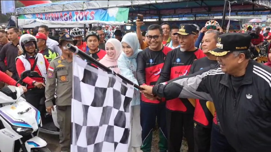 Geliatkan Pariwisata dan Ekonomi Kreatif, Gubernur Mahyeldi Lepas Ribuan Peserta Minangkabau Basapeda 