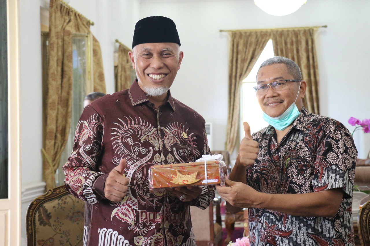 Gubernur Sumbar Terima Hadiah Baju Batik Karya Lomba Kompetensi Siswa Nasional 