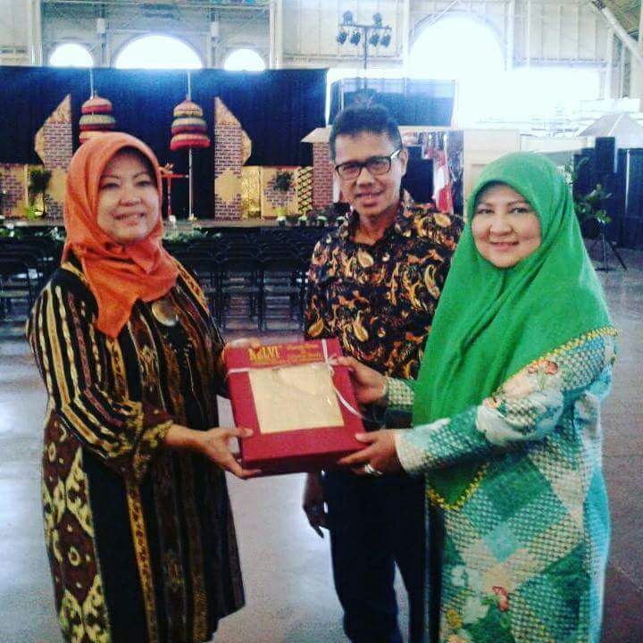 Nyonya Nevi Irwan Prayitno Serahkan Songket Silungkang Sebagai Cinderamata