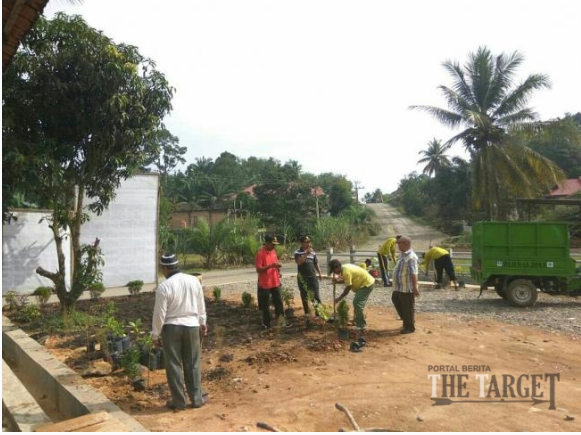 Perangkat Nagari dan BUMNag Tanam Pohon di Objek Wisata