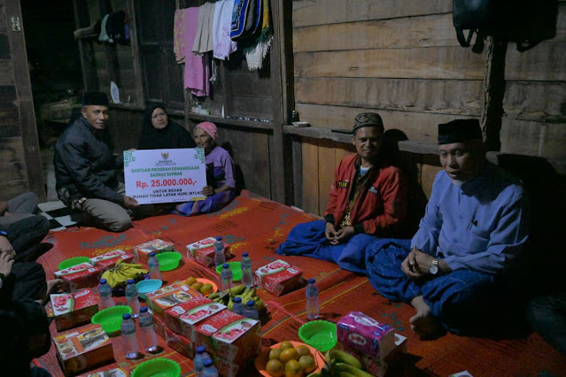 Sahur Bersama Warga, Gubernur Mahyeldi Serahkan Bantuan Bedah Rumah untuk Keluarga Kurang Mampu di Pasaman