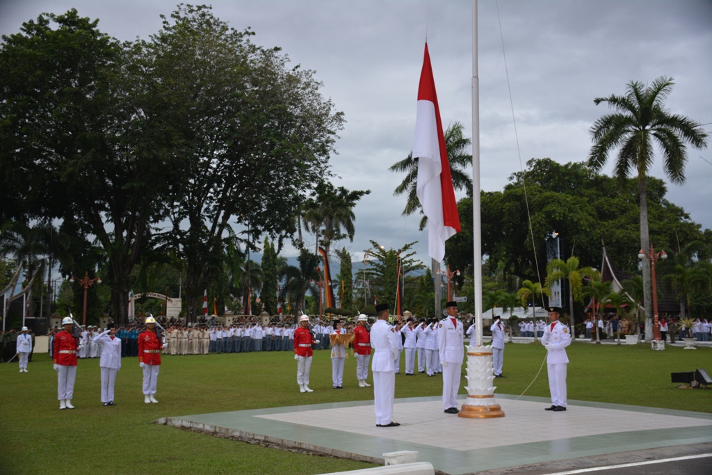 UPACARA PENURUNAN BENDERA, KHIDMAT DI TENGAH MENDUNG DAN GERIMIS