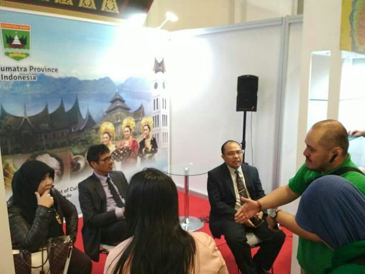 Gubernur Saksikan Delegasi Sumbar Saat Kerja Bakti di Pameran ANUGA 