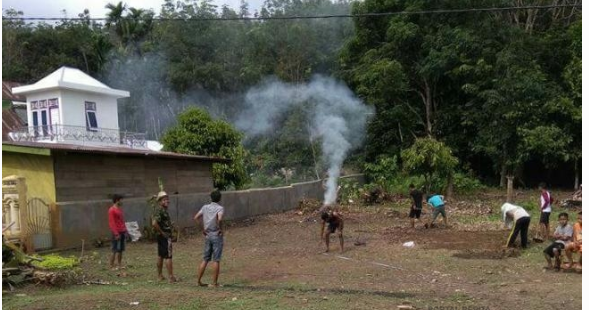 Pemuda Pulau Sangik Gotong Royong Buat Lapangan Voli