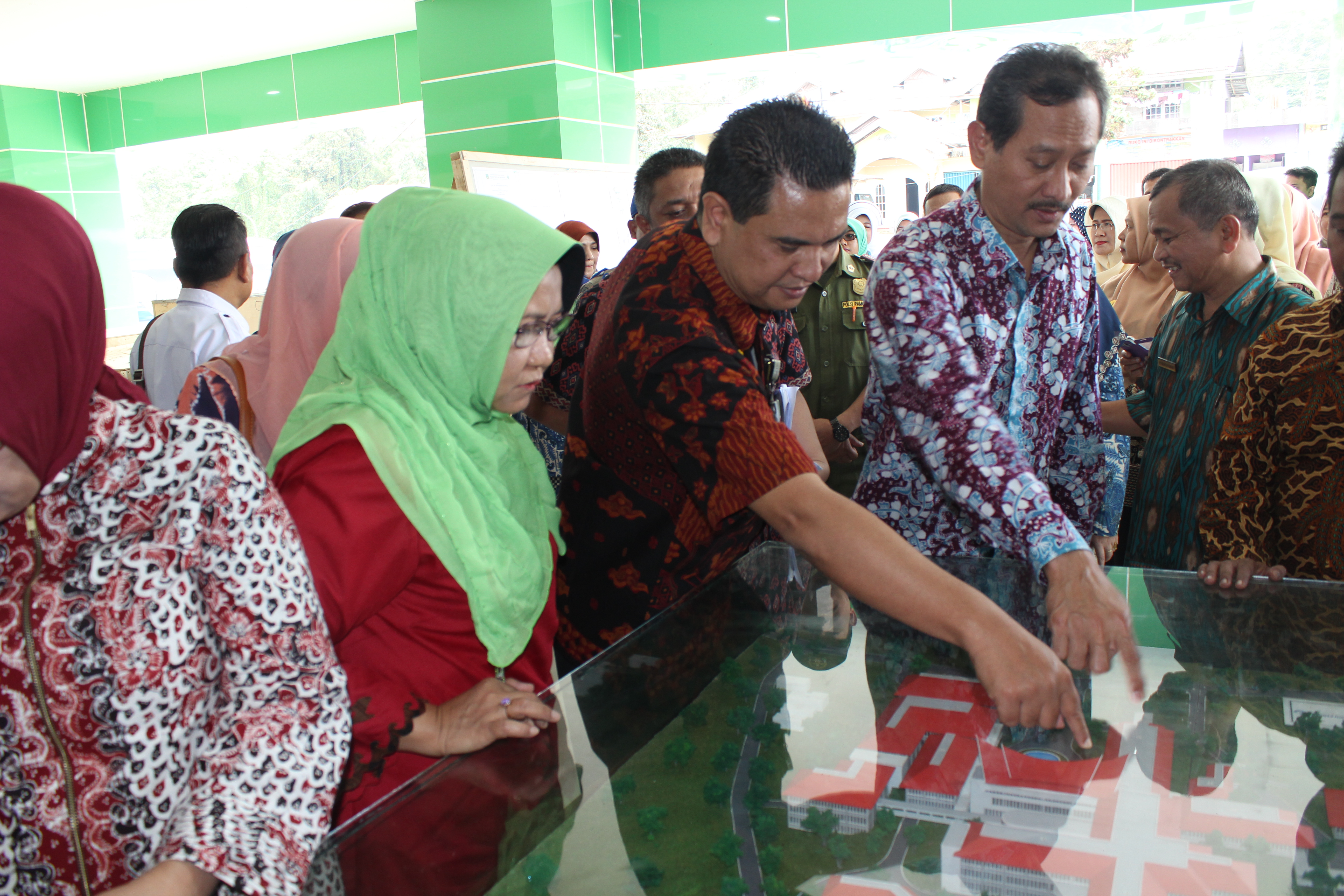 KUNJUNGAN DIREKTUR JENDRAL PELAYANAN KESEHATAN KEMENTERIAN KESEHATAN RI BAPAK dr BAMBANG WIBOWO Sp.OG ( K ) MARS DI RSUD PADANG PANJANG 05 OKTOBER 2017