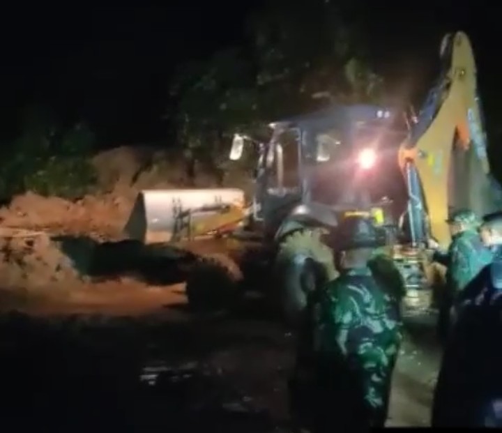 Longsor di jalan Lintas Sumbar Riau sabtu (23/11) malam