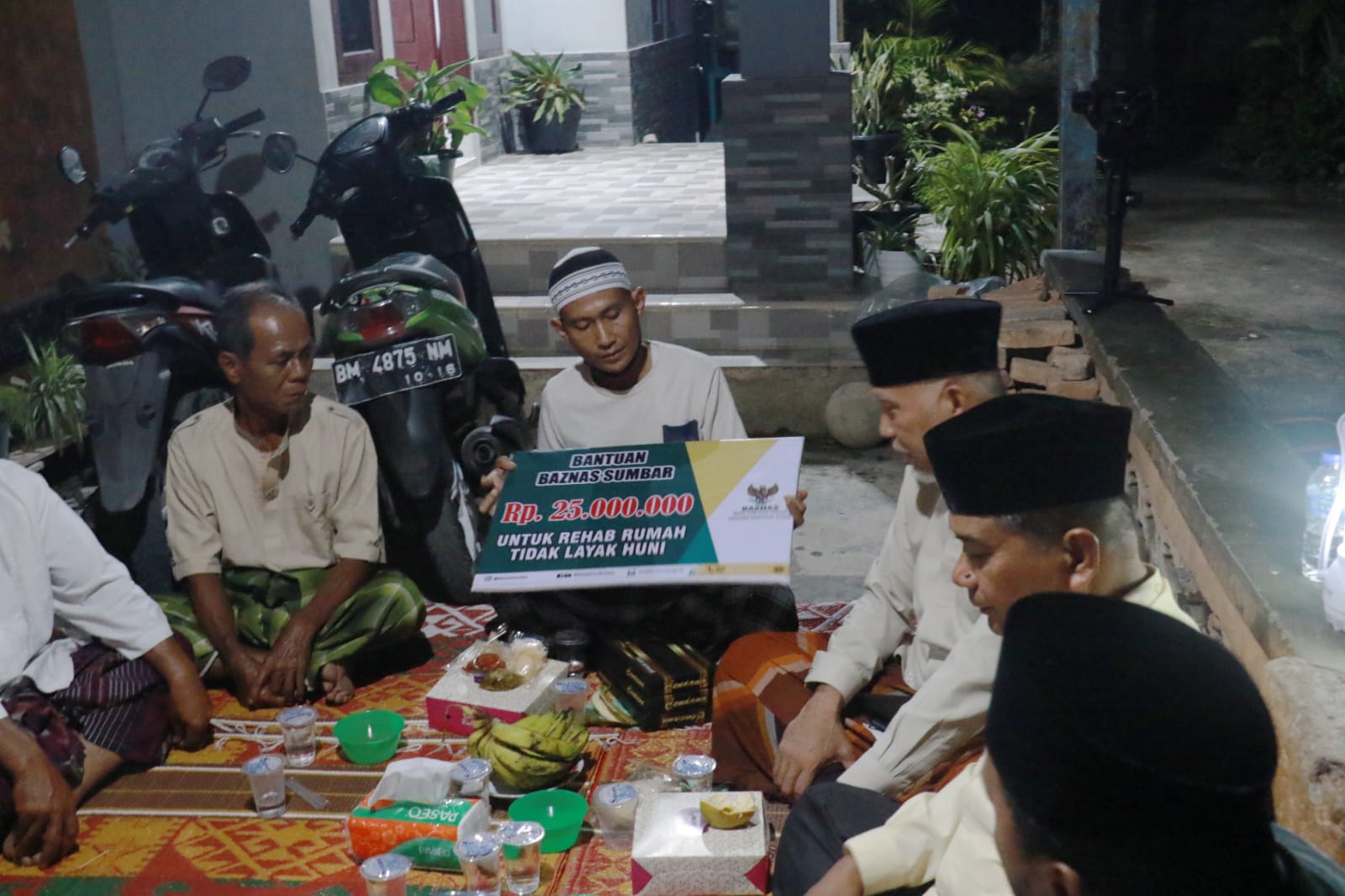 Singgah Sahur di Kalumbuk, Gubernur Mahyeldi Makan Sahur Dirumah Petugas Kebersihan