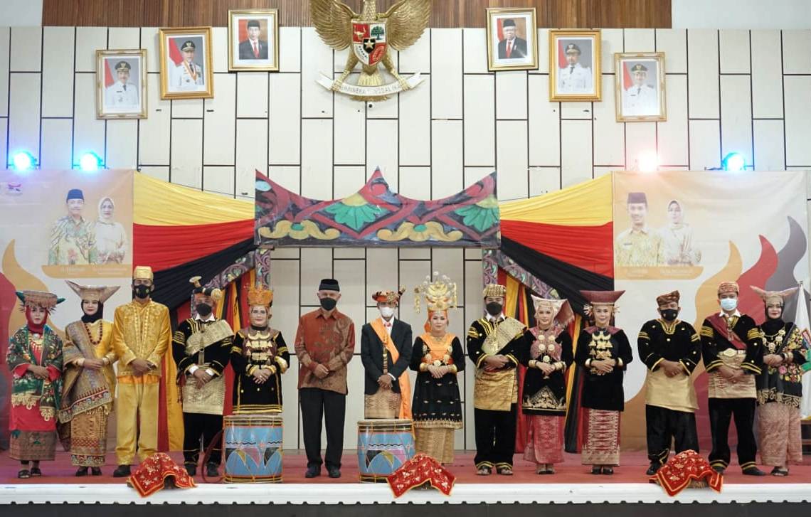 Gubernur Puji Parade Baju Adat Tradisional Nagari oleh Dekranasda Solok Selatan 