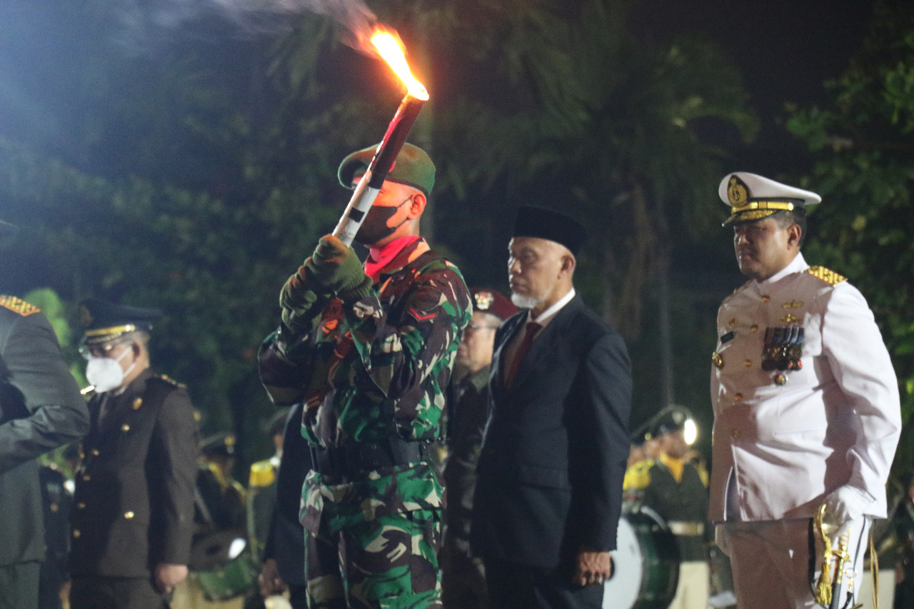 Gubernur Mahyeldi Ikuti Apel Kehormatan dan Renungan Suci di TMP Kusuma Negara