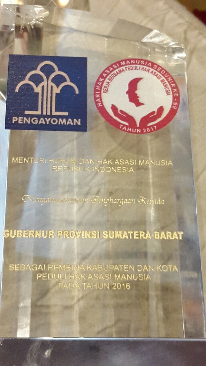 Gubernur Irwan Prayitno Terima Penghargaan Sebagai Pembina Kab/Kota Peduli HAM 2017