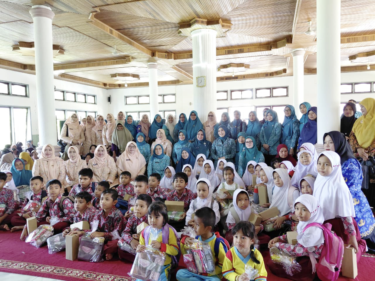 Sinergi TP-PKK Pusat dan DWP Kemendagri Salurkan Bantuan Kemanusiaan di Kabupaten Agam