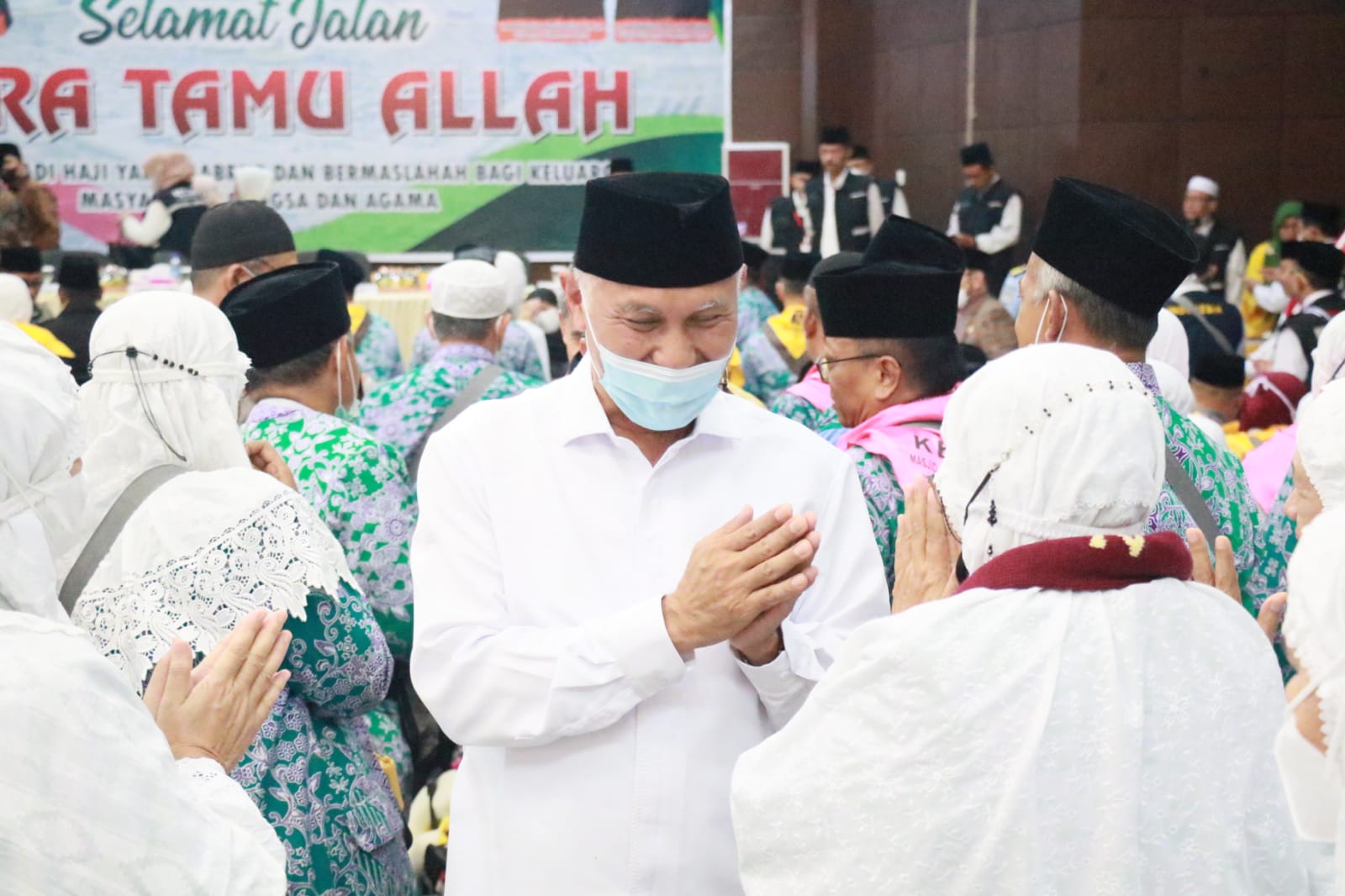 Gubernur Sumbar Resmi Lepas Ribuan Jamaah Haji Embarkasi Padang Kloter Pertama