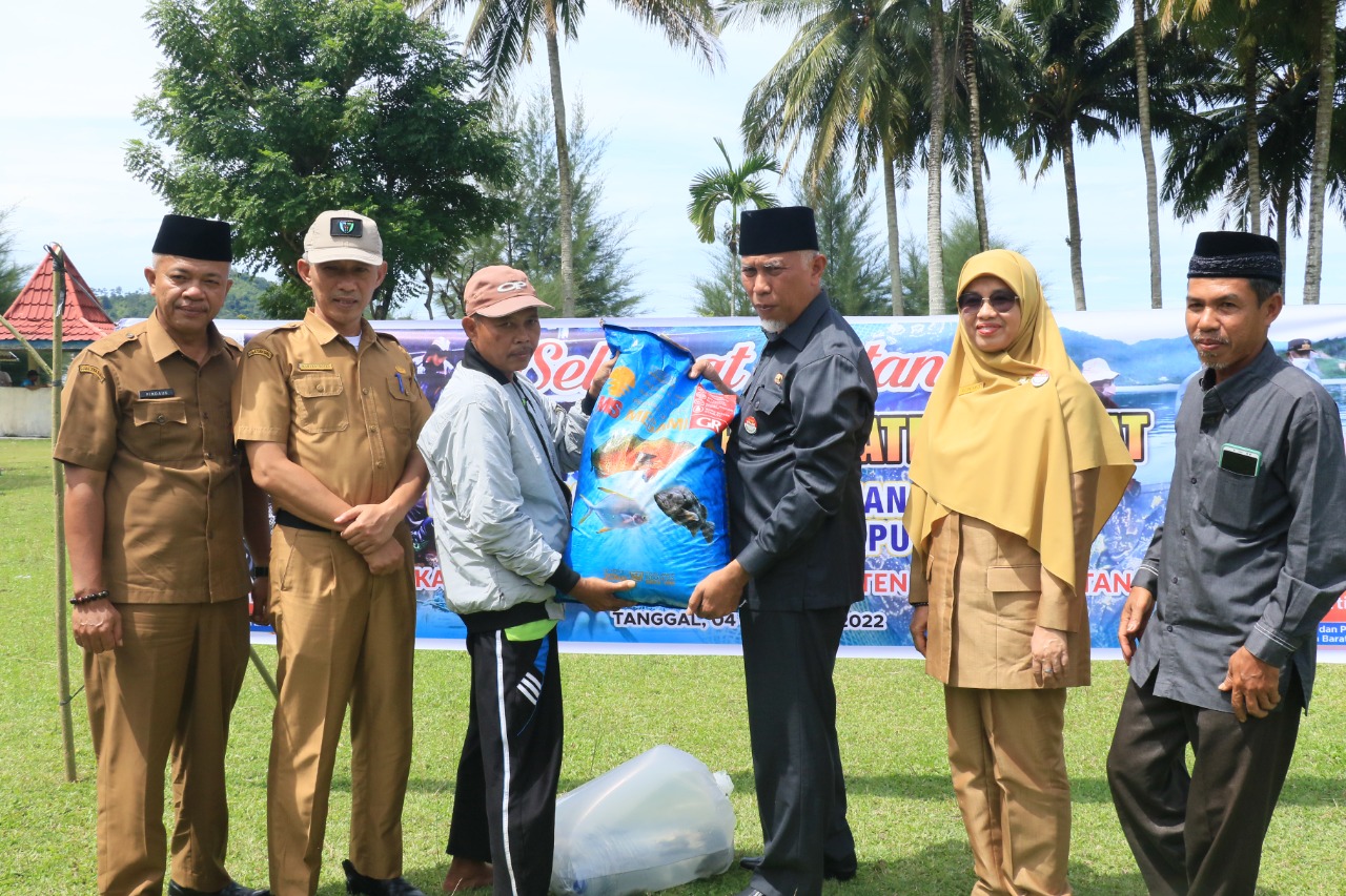 Gubernur Berikan Bantuan 23 Ribu Benih Ikan Kerapu dan 13 Ton Pakan Ke Pokdakan Sungai Bungin