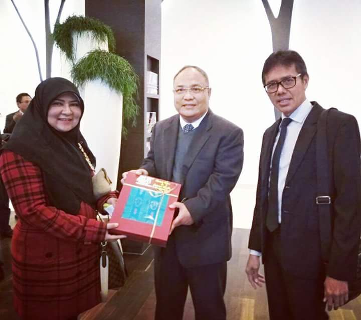 Kain Tenun Silungkang Cendra Mata dari Sumbar Untuk KBRI di Jerman