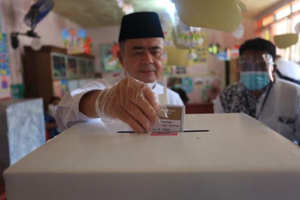 Calon Gubernur Nasrul Abit Mencoblos di Painan Timur