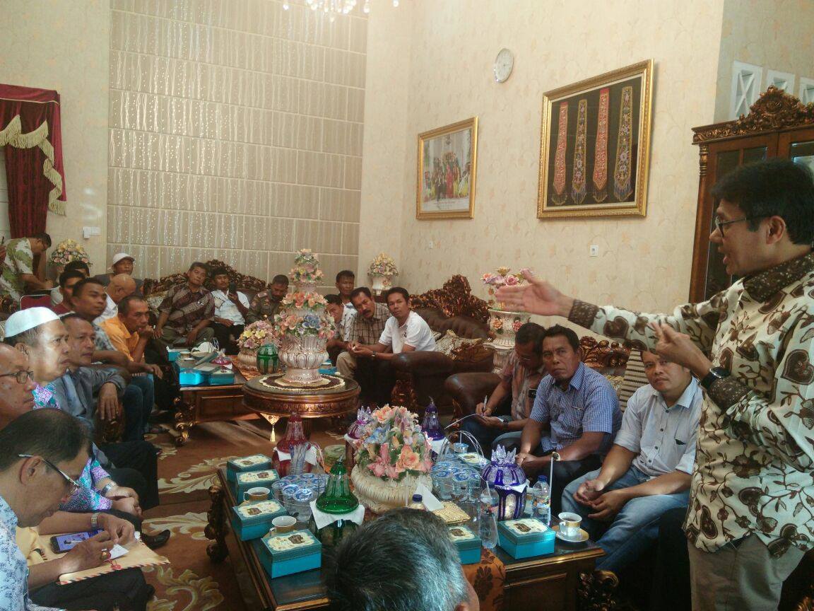 Gubernur Sumatera Barat menerima perwakilan Aliansi  Pengusaha Angkutan Kota (APAK) Padang.