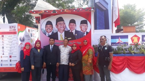 Sekretariat DPRD Sumbar Tampilkan Maket Gedung Pada Pawai Alegoris 