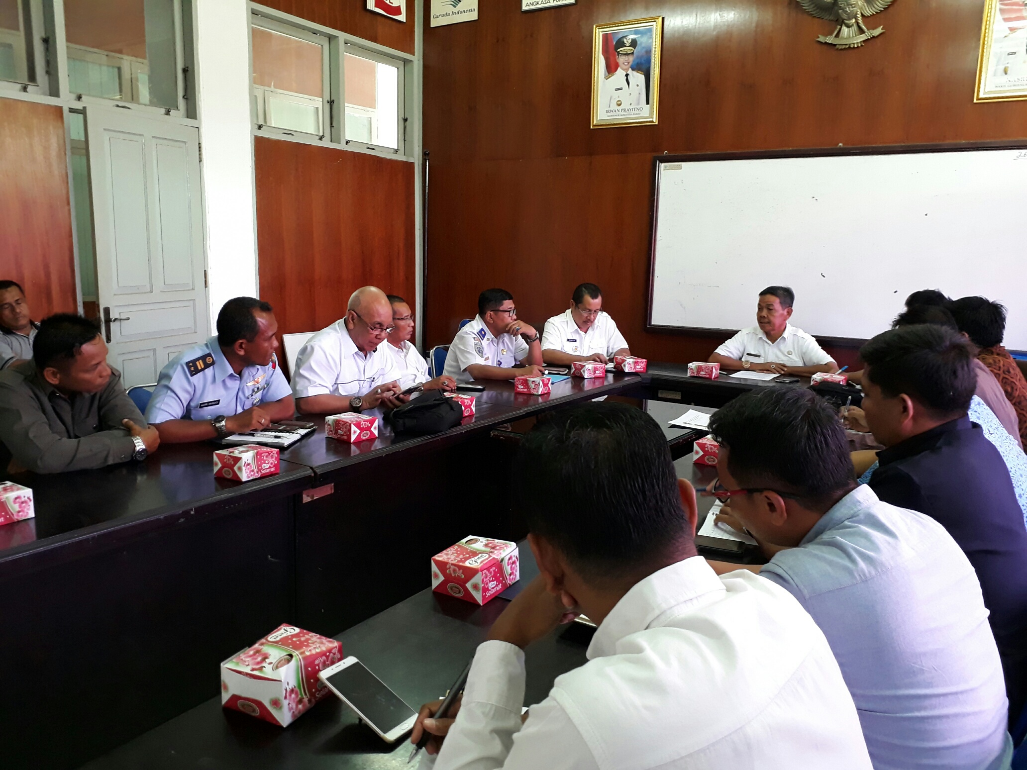 RAPAT EVALUASI TERHADAP PELAKSANAAN PELAYANAN UPAYA PENINGKATAN ANGKUTAN BANDARA DI SUMATERA BARAT