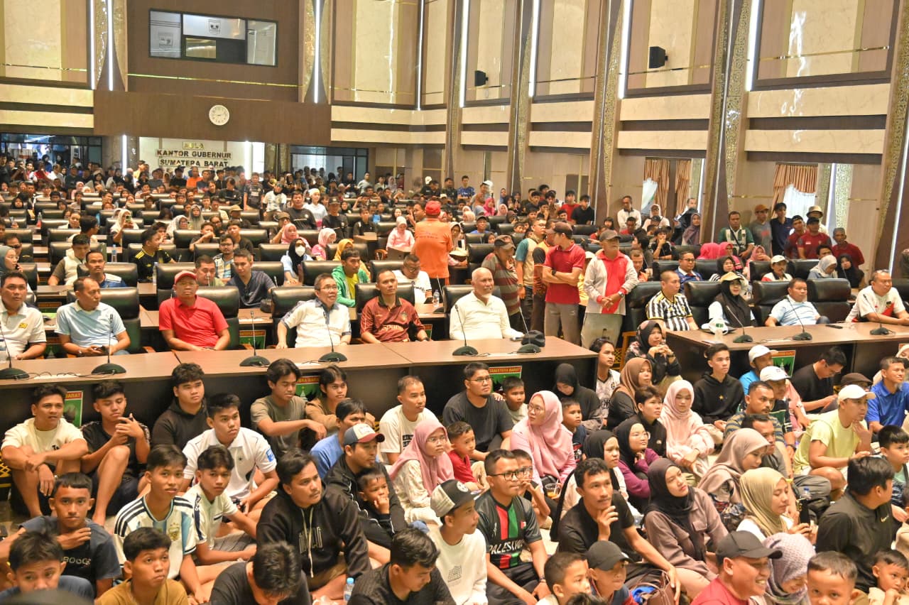 Diguyur Hujan, Ribuan Warga Padang Tetap Menyemut di Nobar Piala Dunia Kantor Gubernur