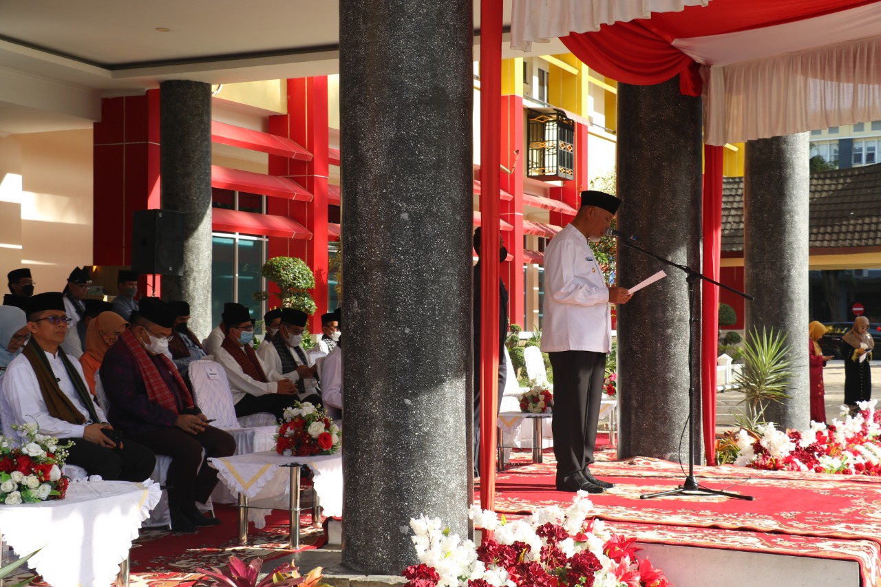 Jadi Inspektur Upacara Hardiknas, Gubernur Dorong Kepala Sekolah Majukan Pendidikan di Era Merdeka Belajar  