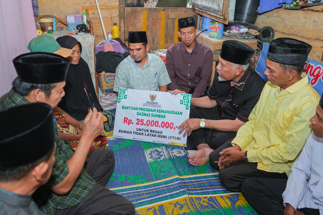 Gubernur Mahyeldi Serahkan Bantuan Bedah Rumah Rp25 Juta untuk Warga Paninggahan, Solok