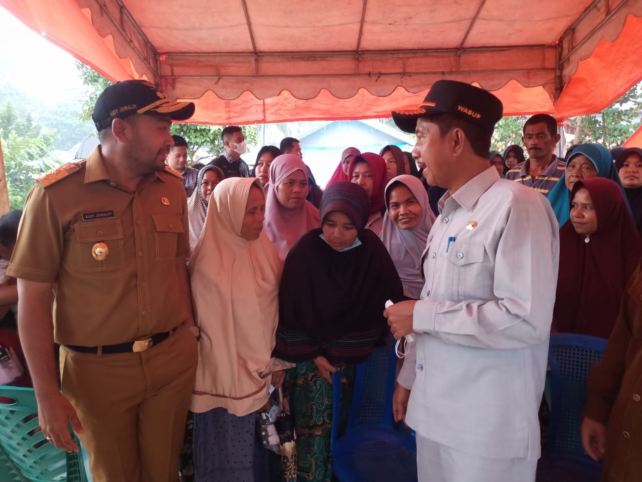 Dipengungsian Wagub Sumbar Dengarkan Curhat Emak-Emak 