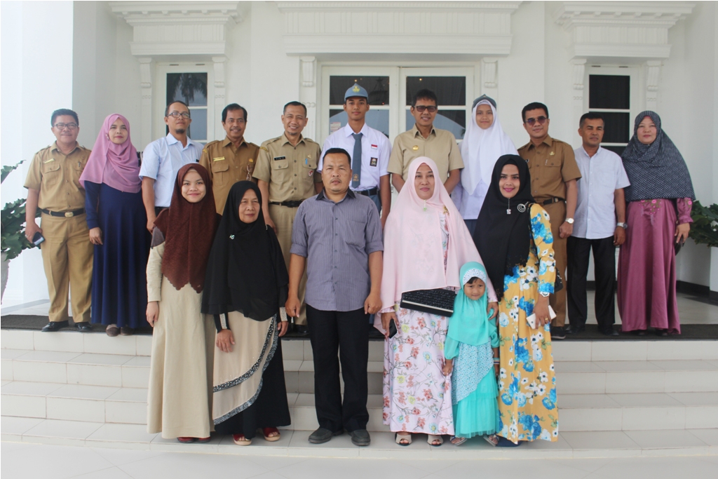 GUBERNUR RESMI LEPAS CALON PASKIBRAKA NASIONAL UTUSAN SUMBAR