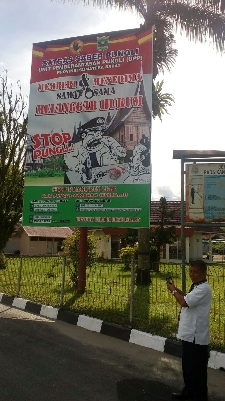 Himbau Masyarakat Cegah Pungli, Unit Pemberantasan Pungli Sumbar pasang baliho di kabupaten/kota.