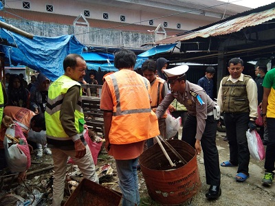 Aksi Bersih Pasar Inpres Painan, Libatkan Barbagai Kalangan