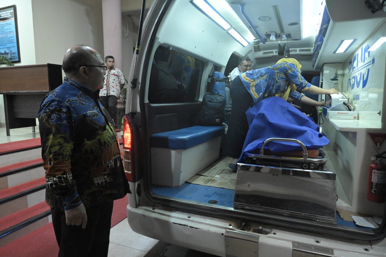 Sekda Sumbar Beri Dukungan Untuk Kesembuhan Mahasiswi Asal Pasbar