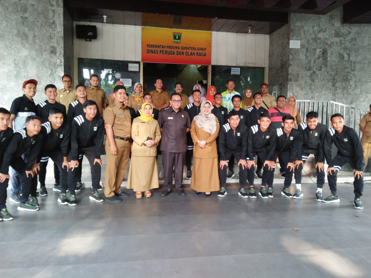 KADISPORA SUMBAR LEPAS TIM SEPAKBOLA UPTD KBOR IKUTI KEJURNAS 2019 DI JABAR