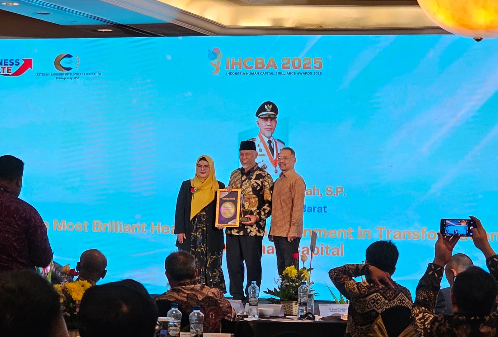 Dinilai Berhasil Mendorong Human Capital BUMD Berdaya Saing, Gubernur Sumbar Terima IHCBA 2025