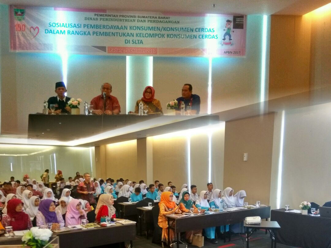 DISPERINDAG MENGADAKAN SOSIALISASI PEMBERDAYAAN KONSUMEN /KONSUMEN CERDAS DALAM RANGKA PEMBENTUKAN KELOMPOK KONSUMEN CERDAS DI SLTA