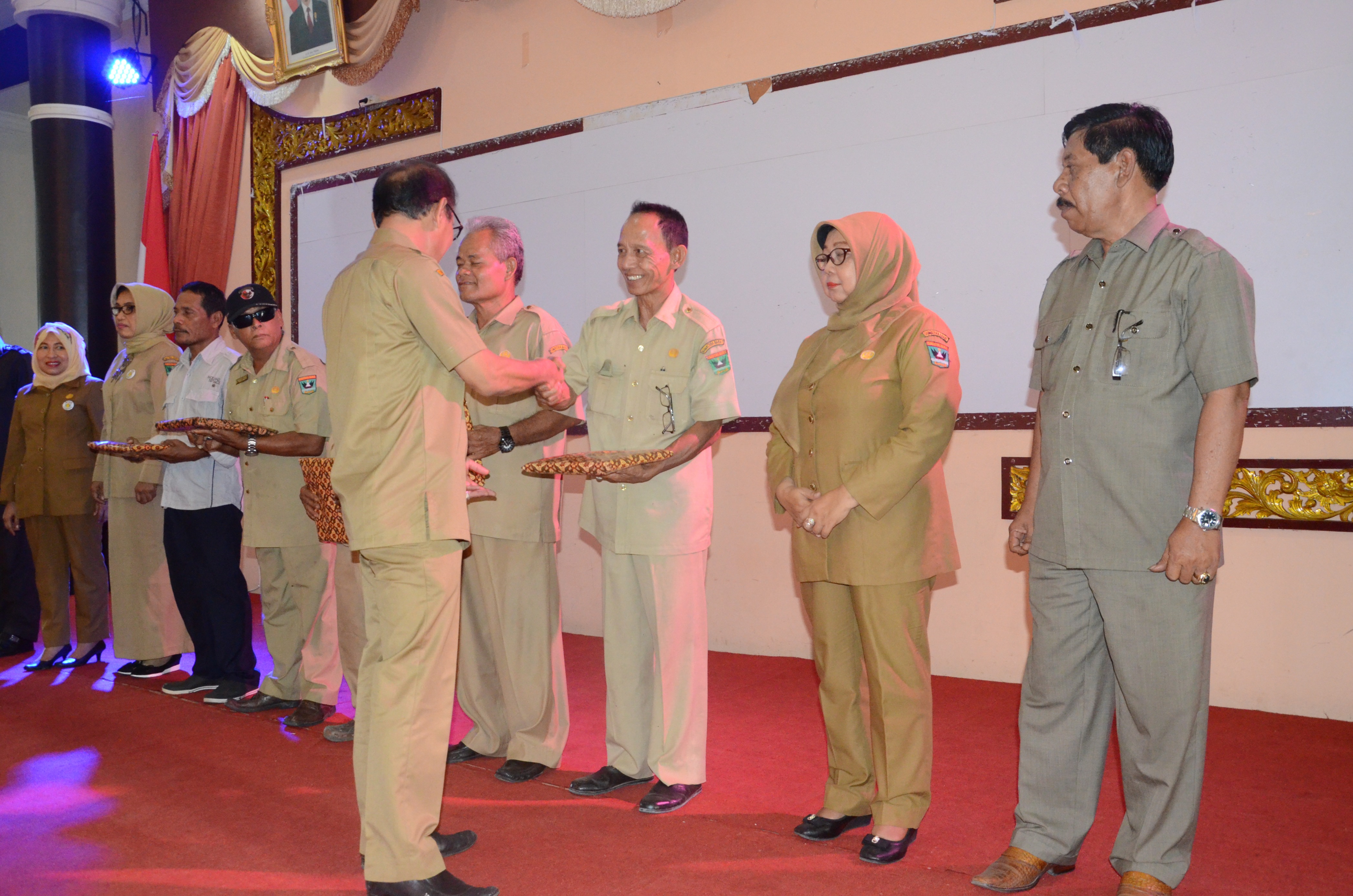 Biro Umum Setda Provinsi Sumatera Barat Berikan Cenderamata untuk Pegawai Purna Bakti