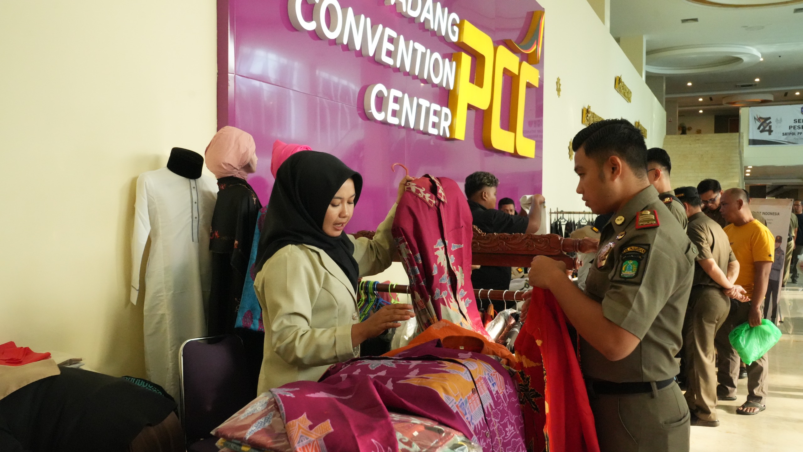 UMKM Sumbar Diserbu Peserta Rakornas HUT Satpol PP dan Satlinmas, Randang Jadi Favorit 