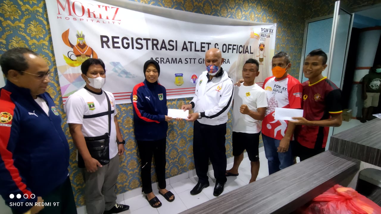 Kunjungi Atlet PON XX Papua, Gubernur Sumbar Bagikan Bonus Spontan
