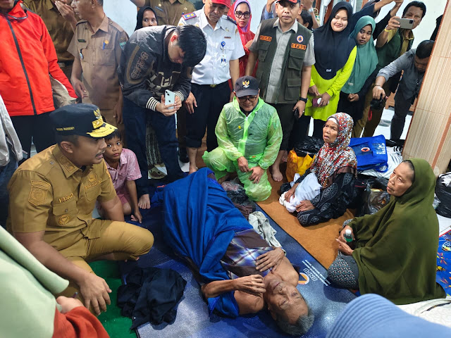 Wagub Sumbar Tinjau Korban Banjir di Ulakan, Salurkan Bantuan dan Instruksikan Penanganan Cepat